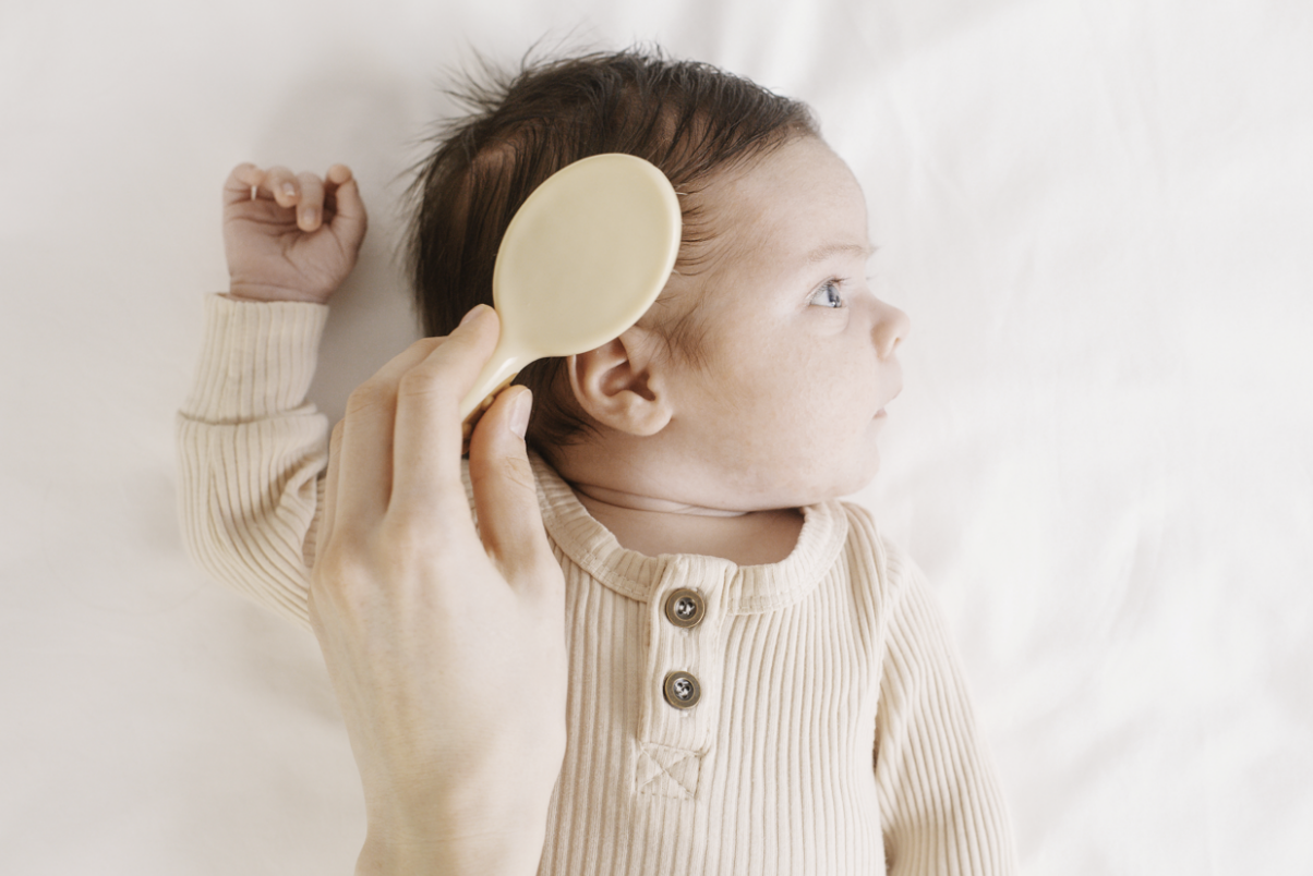 rambut bayi sehat, cara rambut bayi tebal, minyak almond untuk rambut bayi, tips perawatan rambut bayi, Bunda, si Kecil